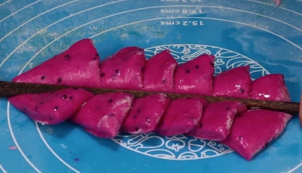 Dried dragon fruit powder baking Dried dragon fruit powder baking